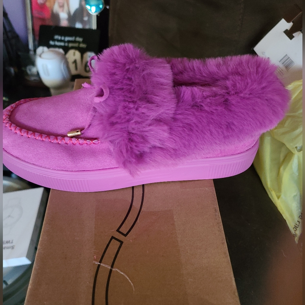 7.5 FUZZY HEY DUDE LIKE SHOES